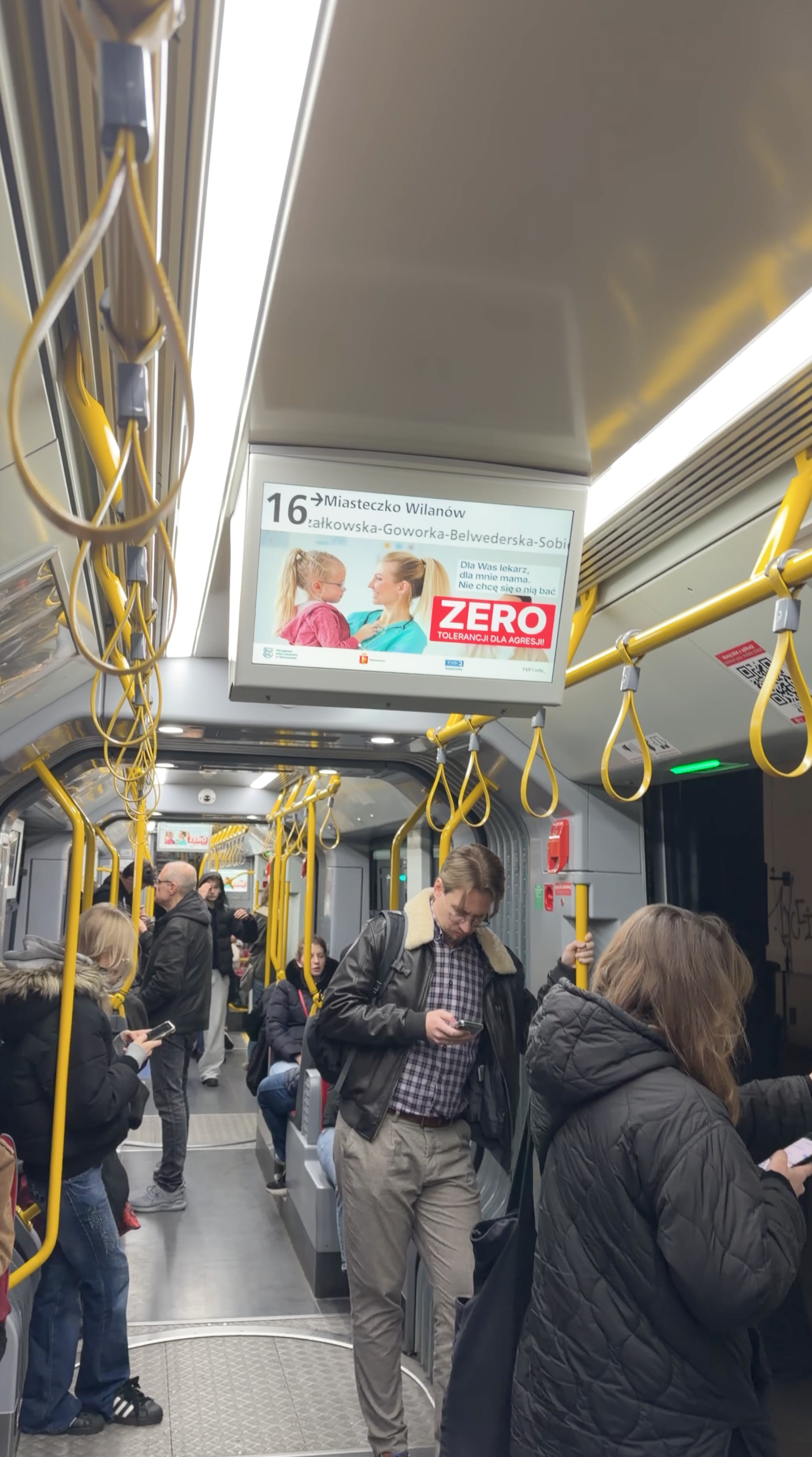 Plakaty kampanii "Zero tolerancji dla agresji!" w komunikacji miejskiej