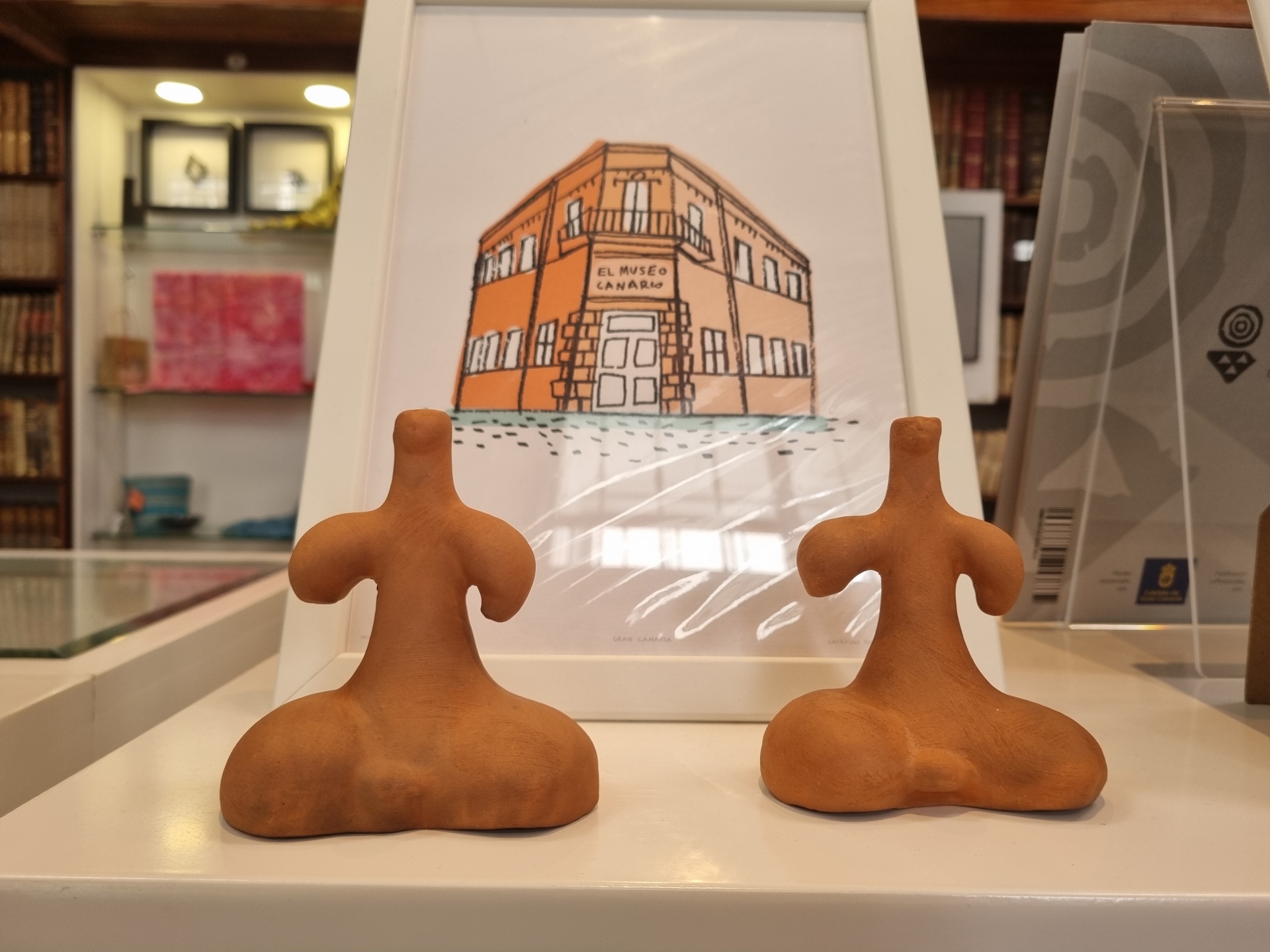 Figurki bogini Tary. W tle szkic siedziby muzeum Museo Canario w Las Palmas
