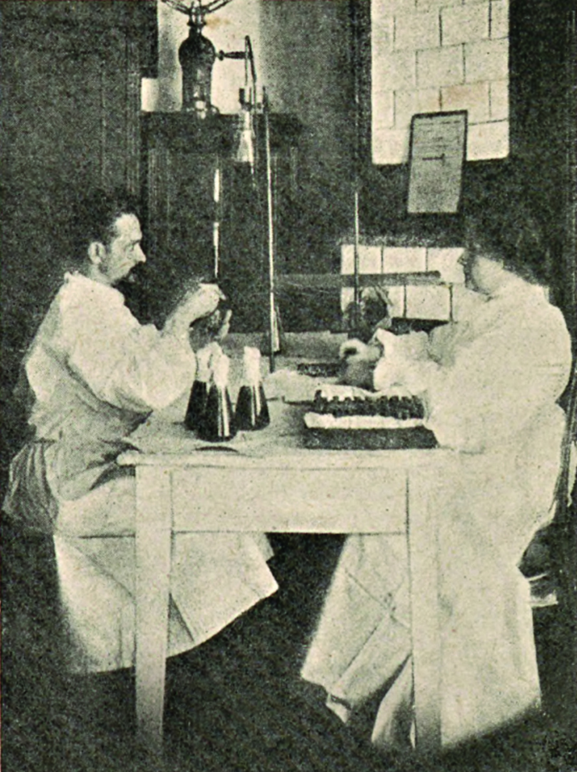 W laboratorium u dr. Palmirskiego. Fotografia z tygodnika „Świat” z 1912 roku.